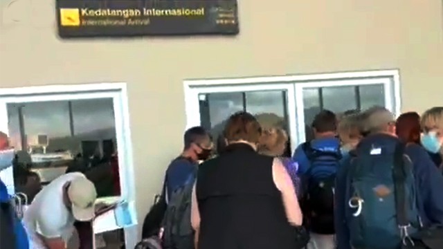 Antrian panjang turis di pintu kedatangan Internasional Bandara Sam Ratulangi karena pelayanan yang kurang prima. (foto: capture video milik Wakil Wali Kota Tomohon, Wenny Lumentut)