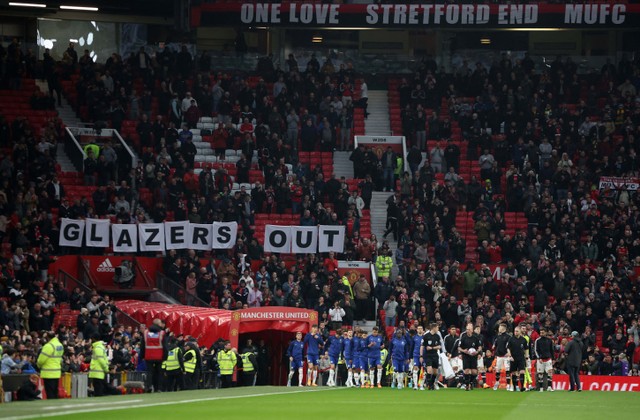 Penggemar Manchester United memasang spanduk di tribun sebagai protes atas kepemilikan klub oleh keluarga Glazer selama pertandingan di Old Trafford, Manchester, Inggris. Foto: Phil Noble/Reuters