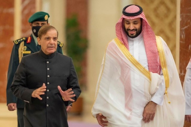 PM Pakistan Shahbaz Sharif diterima Putra Mahkota Arab Saudi Pangeran MBS di Jeddah, Jumat (29/4/2022). Foto: AlekhbariyaTV