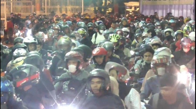 Ribuan pemudik sepeda motor yang memadati Pelabuhan Bakauheni Lampung. | Foto:Ist