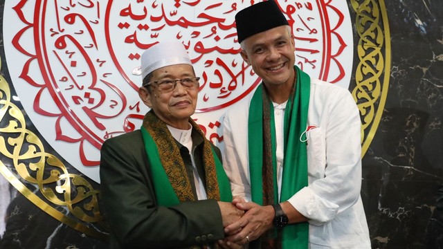 Gubernur Jawa Tengah Ganjar Pranowo saat menemui Rais Syuriah PCNU Makassar. Foto: Dok. Istimewa