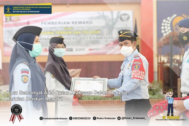 Kepala Rutan Kraksaan,Bambang Irawan memberikan penghargaan kepada 2 ASN terbaiknya.