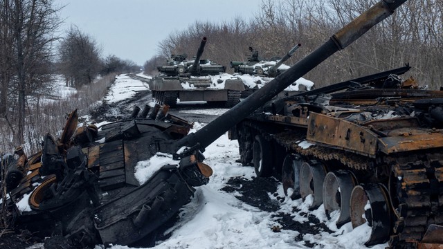 Tank Rusia yang hangus dan tank yang ditangkap terlihat, di tengah invasi Rusia ke Ukraina, di wilayah Sumy, Ukraina, Senin (7/3/2022). Foto: Ukrainian Ground Forces/Handout via REUTERS