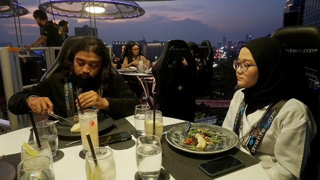 Pengunjung menyantap hidangan di Lounge In The Sky, Jakarta, Selasa (29/3/2022). Foto: Iqbal Firdaus/kumparan