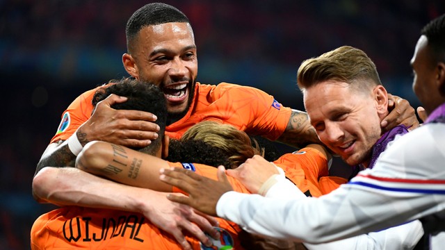 Pemain Belanda Denzel Dumfries merayakan gol kedua mereka dengan rekan setimnya di Johan Cruijff ArenA, Amsterdam, Belanda, Kamis (17/6). Foto: Pool via REUTERS