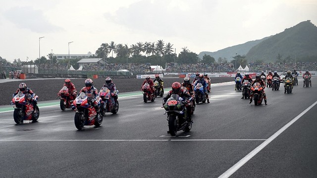 Suasana saat start MotoGP di Sirkuit Internasional Mandalika, Minggu (20/3/2022).
 Foto: Sonny Tumbelaka/AFP