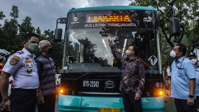 Gubernur DKI Jakarta Anies Baswedan (kedua kanan) berbincang dalam acara Inaugurasi Bus Listrik Transjakarta di depan Balai Kota, Jakarta, Selasa (8/3/2022). Foto: Aprillio Akbar/ANTARA FOTO
