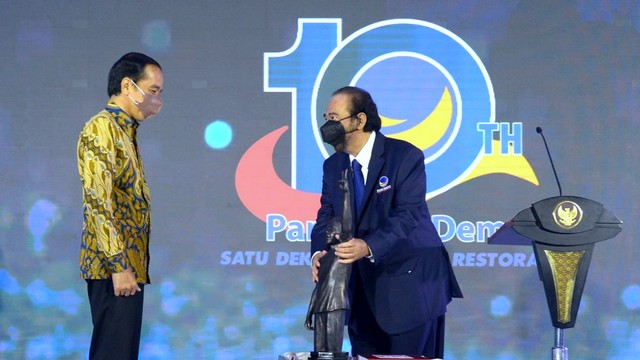 Presiden Joko Widodo bersama Ketua Umum Partai NasDem Surya Paloh di peringatan HUT ke-10 Partai NasDem di Gedung Akademi Bela Negara (ABN) Partai NasDem, Jakarta, Kamis (11/11/2021). Foto: Kris/Biro Pers Sekretariat Presiden