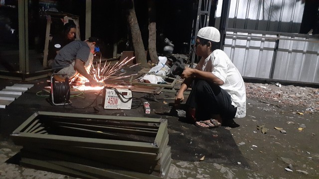Foto : Nanang sedang mengerjakan booth container credit : liputan workshop tukang bikin