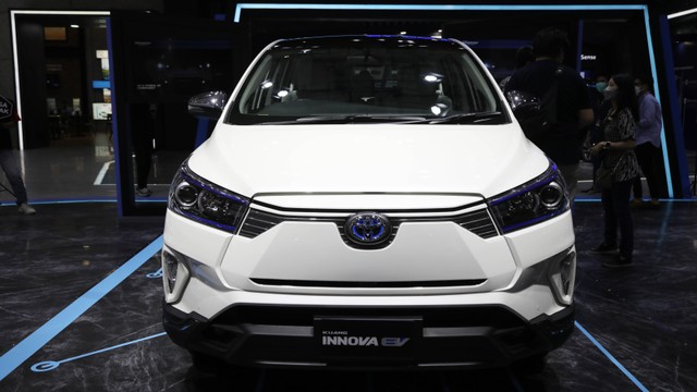 Toyota Kijang Innova EV Concept ditunjukan ke publik dalam pameran Indonesia International Motor Show (IIMS) Hybrid 2022 di JIExpo Kemayoran, Jakarta, Kamis (31/3). Foto: Aditia Noviansyah/kumparan