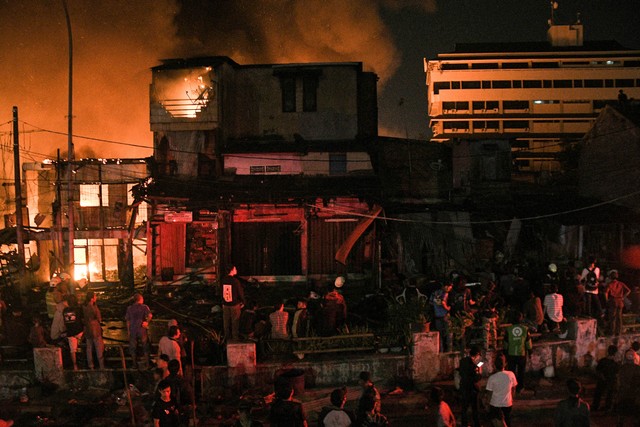 Kebakaran - Sejumlah kios dan rumah terbakar di pasar Gembrong, Jatinegara, Jakarta Timur, Minggu (24/4/2022). Pemadam kebakaran mengerahkan 14 unit mobil dalam peristiwa itu. Foto: Fakhri Hermansyah/Antara Foto