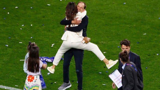 Pelatih Chelsea Thomas Tuchel berpelukan dengan istrinya Sissi Tuchel setelah memenangkan pertandingan final Liga Champions UEFA di stadion Dragao di Porto pada 29 Mei 2021. Foto: Susana Vera/POOL / AFP 