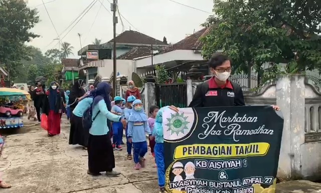 PMM UMM Gelombang 3 Kelompok 64 memandu peserta didik menuju jalan raya