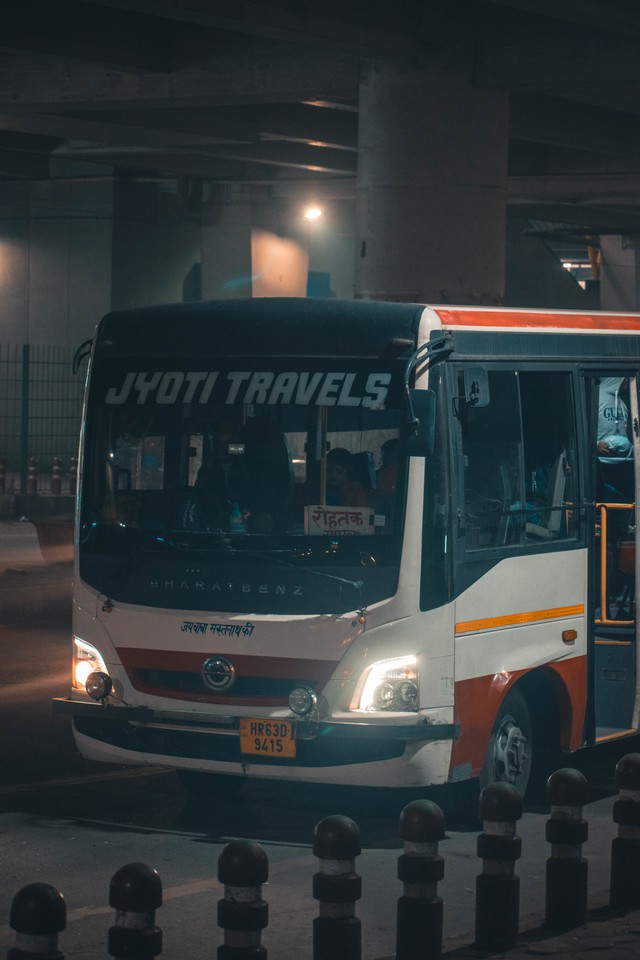 Harga Tiket Bus Lampung Jogja, Foto: Unsplash/Indrajeet Choudhary