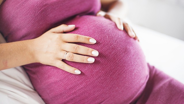 Ilustrasi berat badan ibu hamil turun saat puasa. Foto: Mila Supinskaya Glashchenko/Shutterstock
