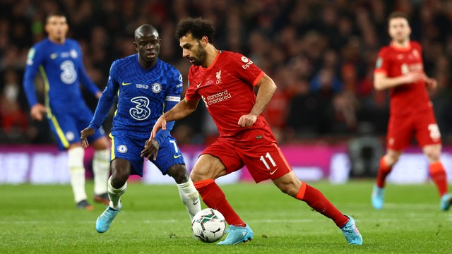 Pemain Liverpool Mohamed Salah beraksi dengan pemain Chelsea N'Golo Kante di Stadion Wembley, London, Inggris, Minggu (27/2/2022). Foto: David Klein/REUTERS