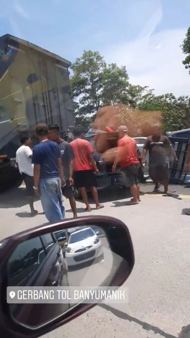 Kecelakaan truk di Tol Ungaran. Foto: Ferindra/pembaca kumparan