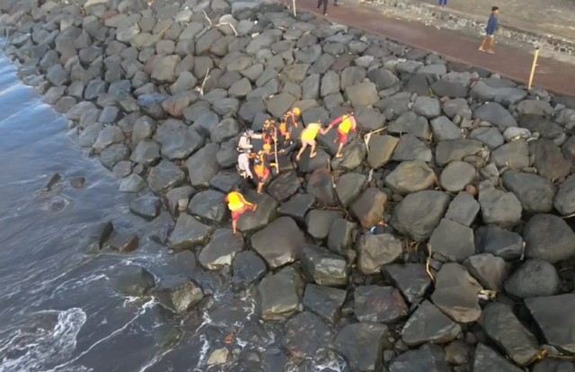 Proses evakuasi jenazah korban yang terseret arus pantai di Gianyar, Bali - IST
