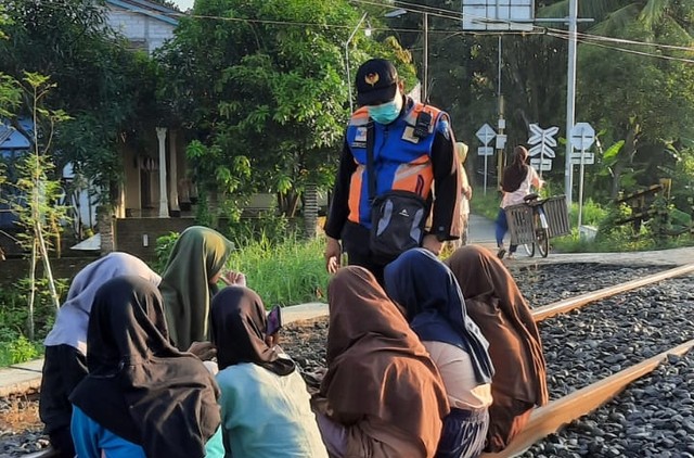 PT KAI Larang Warga Beraktivitas di Jalur Kereta Api, Termasuk Ngabuburit (8070)