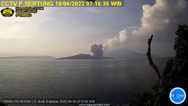 Letusan Gunung Anak Krakatau dari CCTV Pulau Sertung, Senin (18/4). | Foto: Ist