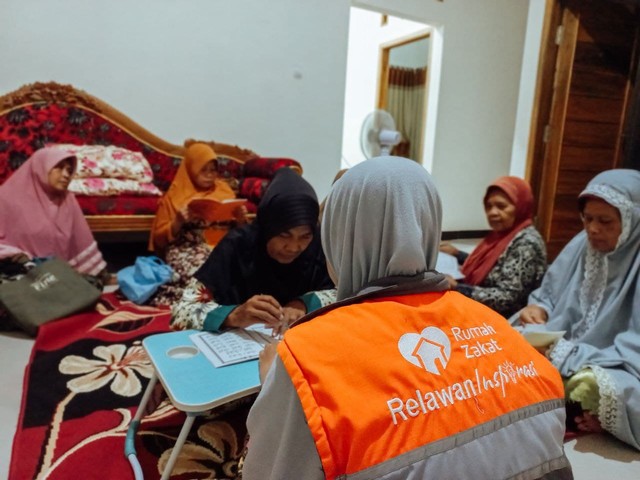 Semangat belajar ibu-ibu di sekitar RW 3 Gandrungmangu, Kabupaten Cilacap, untuk belajar membaca Al-Quran ini tidak surut, hal tersebut terbukti setelah selesai shalat subuh (ba'dha subuh) di masjid.