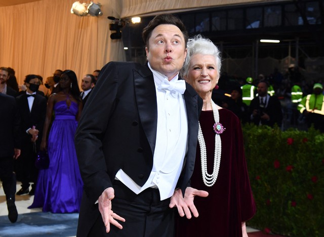 CEO, dan chief engineer di SpaceX, Elon Musk dan ibunya, supermodel Maye Musk, tiba untuk Met Gala 2022 di Metropolitan Museum of Art pada 2 Mei 2022, di New York. Foto: ANGELA WEISS / AFP