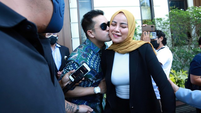 Pasangan artis Olla Ramlan dan suaminya Aufar Hutapea saat ditemui wartawan usai menjalani sidang  perceraian di Pengadilan Agama Jakarta Selatan, Senin, (4/4/2022). Foto: Ronny