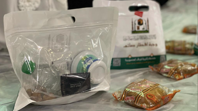 Paket makanan ringan untuk buka puasa Ramadhan di Masjidil Haram yang dibagikan gratis, Sabtu (2/4/2022). Foto: wmn.gov.sa