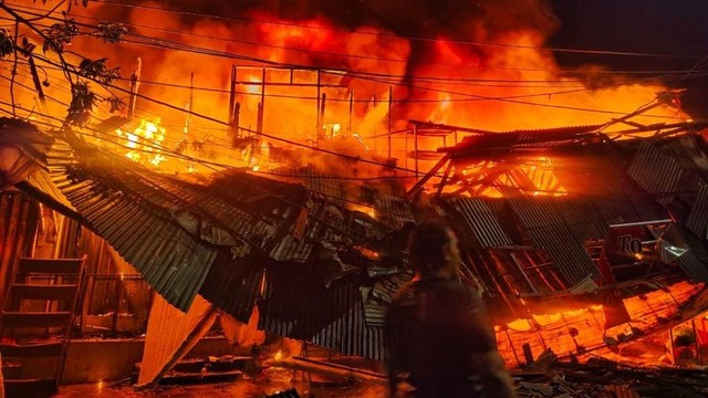 Kebakaran bangunan rumah dan kios di Pasar Gembrong, Jakarta Timur, Minggu (24/4/2022).
Foto: Twitter/@humasjakfire