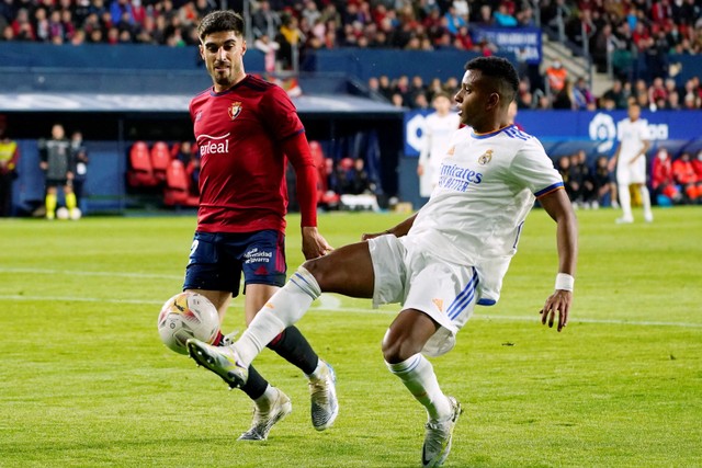 Pemain Real Madrid Rodrygo berusaha melewati pemain Osasuna pada pertandingan lanjutan Liga Spanyol Stadion El Sadar, Pamplona, Spanyol. Foto: Vincent West/REUTERS