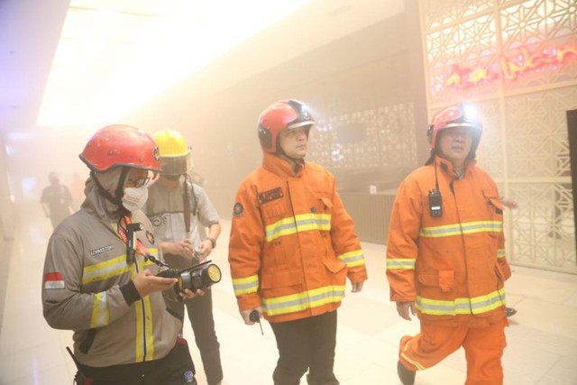 Wali Kota Surabaya Eri Cahyadi (dua dari kanan) saat meninjau bagian dalam bangunan TP 5 yang mengalami kebakaran, Rabu (13/4) malam. Foto: Istimewa