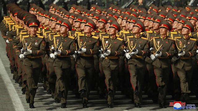 Personel militer ambil bagian dalam parade militer malam hari untuk memperingati 90 tahun berdirinya Tentara Revolusioner Rakyat Korea di Pyongyang, Korea Utara dari foto yang dirilis pada Selasa (26/4). Foto: KCNA/via REUTERS