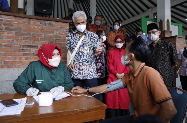 Gubernur Jateng, Ganjar Pranowo, meninjau vaksinasi booster di Pendopo Boyolali, Jumat (18/2). Foto: Dok. Istimewa