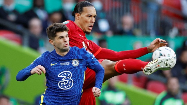 Pemain Chelsea Christian Pulisic beraksi dengan pemain Liverpool Virgil van Dijk di Stadion Wembley, London, Inggris, Minggu (27/2/2022). Foto: Action Images via Reuters/John Sibley