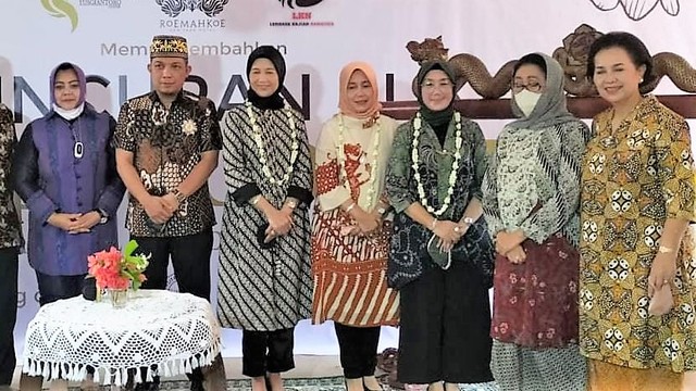 Adik Jokowi, Idayati (ketiga dari kiri). FOTO: Dok Istimewa