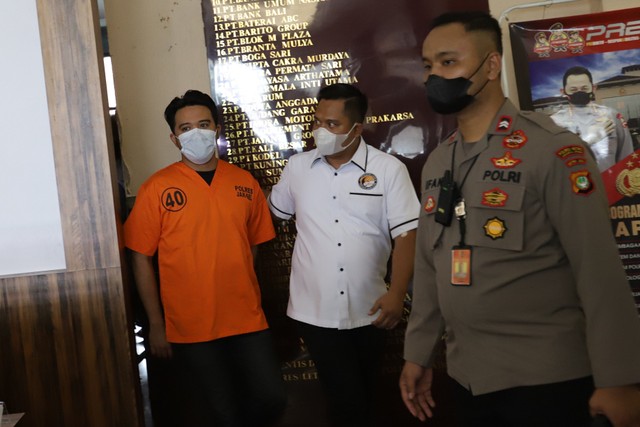 Tersangka Roby Geisha (kiri) saat dihadirkan rilis terkait penyalahgunaan narkoba di Polres Jakarta Selatan, Senin, (21/3/2022). Foto: Ronny/kumparan