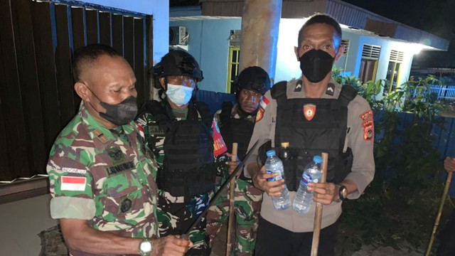Hasil patroli malam di Merauke, puluhan botol miras dan senjata tajam ditemukan. (Foto Humas Polda Papua) 