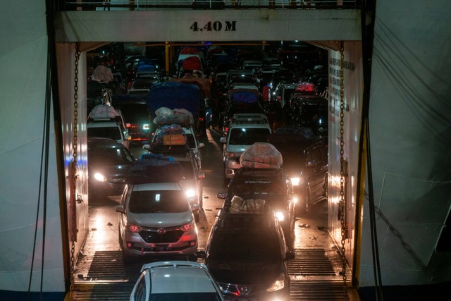 Sejumlah kendaraan roda empat pemudik keluar dari kapal ferry di Pelabuhan Merak, Kota Cilegon, Banten, Minggu (8/5/2022).  Foto: Muhammad Bagus Khoirunas/ANTARA FOTO