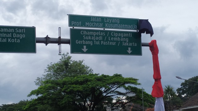 Kegiatan peresmian Jalan Prof Mochtar Kusumaatmadja di Kota Bandung pada Selasa (1/3). Foto: Rachmadi Rasyad/kumparan