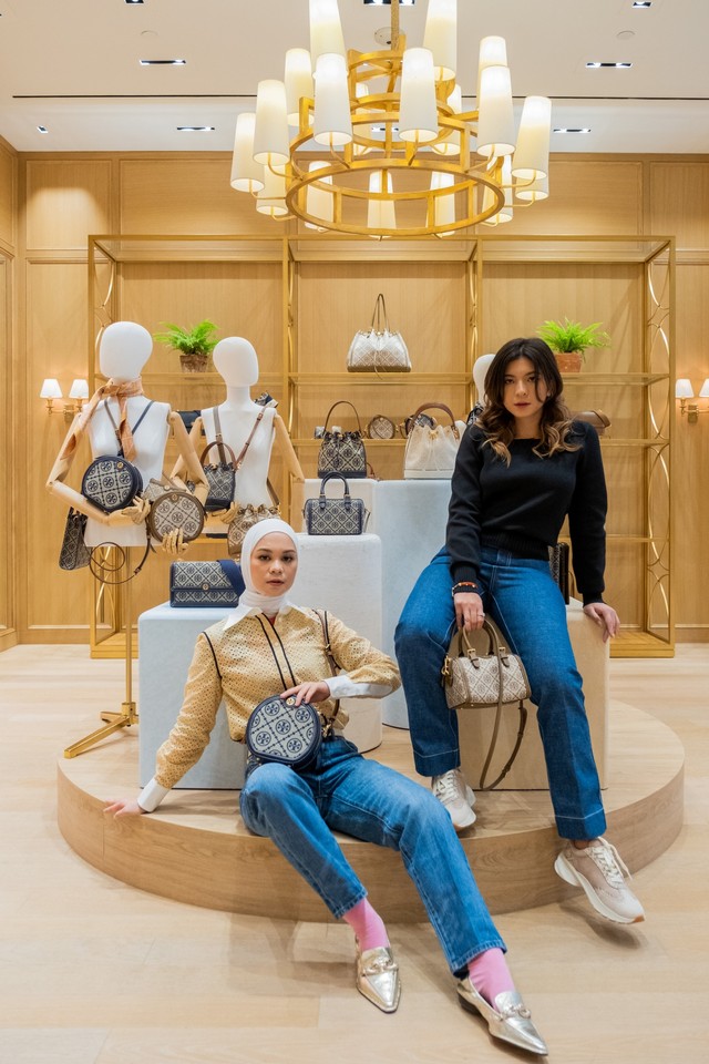 Tantri Namirah dan Shalom Razade berpose di instalasi Tory Burch T Monogram. Foto: dok. Tory Burch