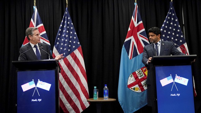 Menteri Luar Negeri AS Antony Blinken saat konferensi pers dengan Perdana Menteri Fiji Aiyaz Sayed-Khaiyum, di Nadi, Fiji, Sabtu (12/2/2022). Foto: Kevin Lamarque/REUTERS