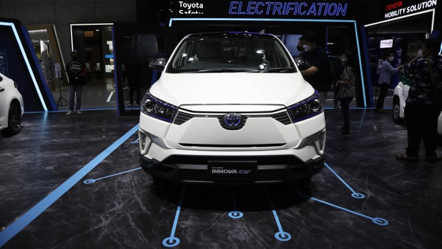 Toyota Kijang Innova EV Concept ditunjukan ke publik dalam pameran Indonesia International Motor Show (IIMS) Hybrid 2022 di JIExpo Kemayoran, Jakarta, Kamis (31/3). Foto: Aditia Noviansyah/kumparan