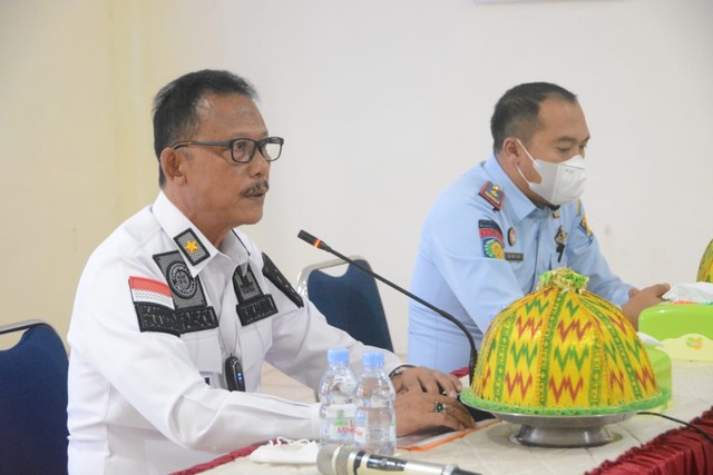 Kepala Kanwil Kemenkumham Sulbar (Muh. Faisol Ali) Memberikan Penguatan Tugas dan Fungsi Kepada Pegawi Rutan Pasangkayu. Foto: Rutan Pasangkayu/dok (23/03)