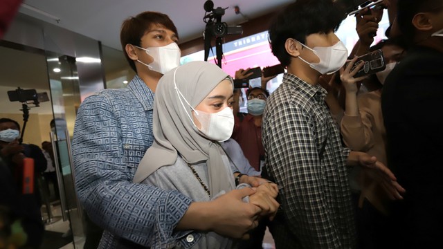 Pasangan artis Rizky Billar dan Lesti Kejora saat memenuhi panggilan terkait kasus DNA Pro di Bareskrim Mabes Polri, Jakarta, Rabu (20/4/2022). Foto: Agus Apriyanto