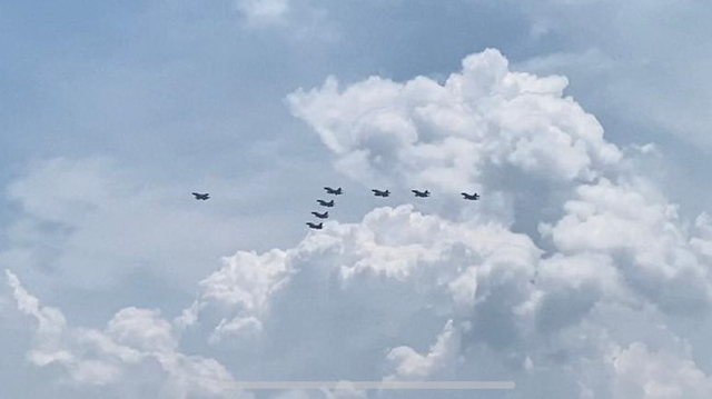 Pesawat tempur jenis F-16 milik TNI AU dan RSAF mengudara di langit Kota Batam, Selasa (12/10). Foto: Zalfirega/kepripedia.com