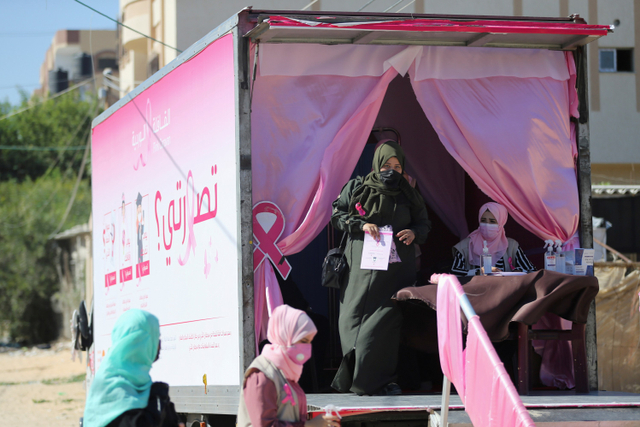 Seorang wanita Palestina mendaftar sebelum pemeriksaan kanker payudara di dalam klinik keliling di Khan Yunis, Jalur Gaza.  Foto: Ibraheem Abu Mustafa/REUTERS