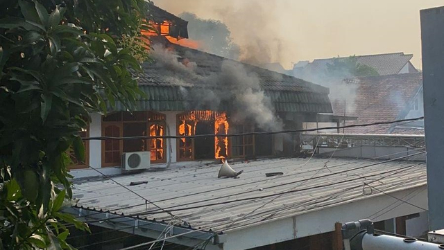 Musala di Duren Sawit, Jakarta Timur terbakar pada Selasa (12/10). Foto: Dinas Gulkarmat DKI Jakarta