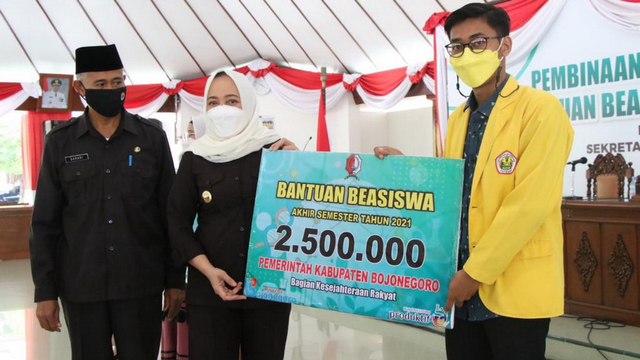 Bupati Anna Mu'awanah saat secara simbolis serahkan bantuan beasiswa kepada mahasiswa Bojonegoro. (foto: Dok Istimewa)