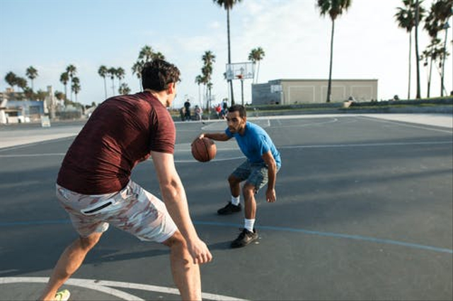 Cara mengoper bola basket dengan pantulan. Foto: dok. https://www.pexels.com/