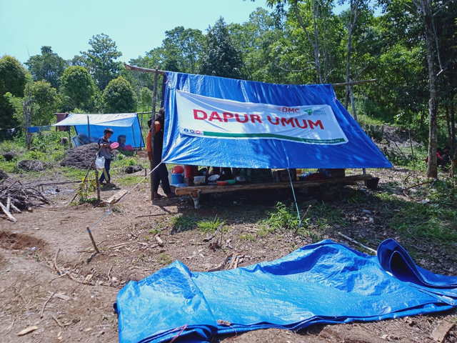 Dapur Umum bagi penyintas banjir bandang banjir bandang dan tanah longsor di Kabupaten Luwu, Sulawesi Selatan (Kamis, 07/10) Dok. DMC Dompet Dhuafa